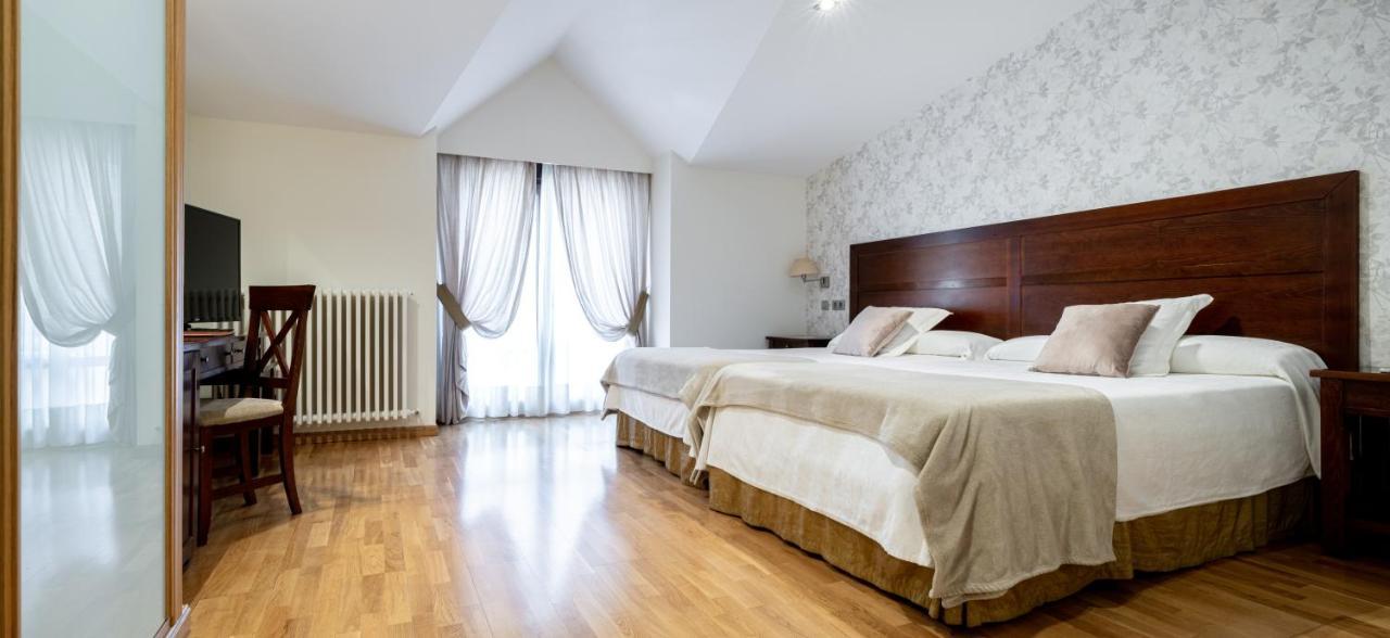 Hotel Villa Virginia Sabiñánigo Esterno foto