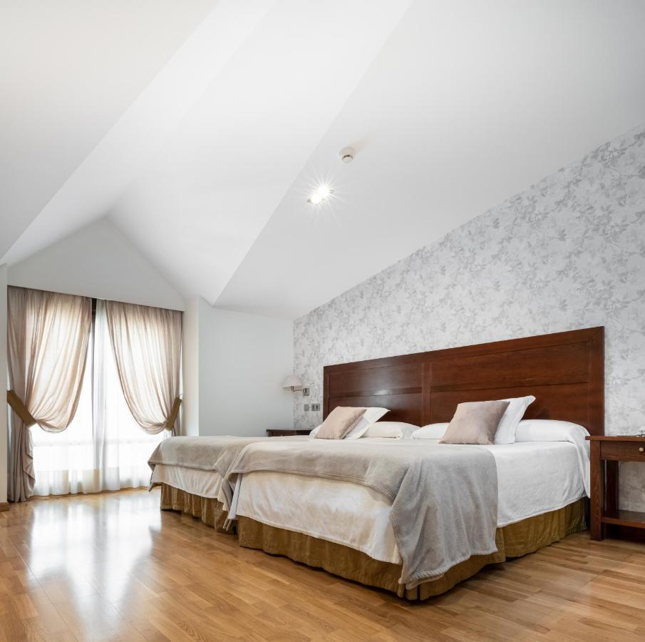 Hotel Villa Virginia Sabiñánigo Esterno foto