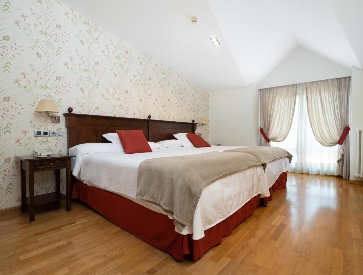 Hotel Villa Virginia Sabiñánigo Esterno foto